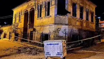 Manisa'da Tarihi Bina Çöktü, Araç Hasar Gördü