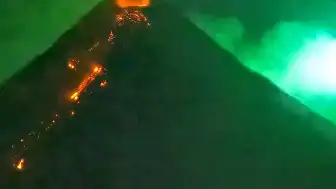 Mayon Yanardağı Üzerinde Meteor Düşüşü Canlı Yayında Görüntülendi