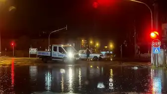 Osmaniye'de Şiddetli Sağanak Sel Taşkınlarına Neden Oldu, Araçlar Suda Kaldı
