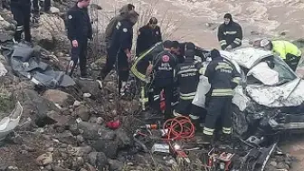 Otomobil dereye yuvarlandı: 2 kişi hayatını kaybetti, 1 kişi yaralandı