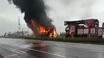 Sakarya'da Yolcu Otobüsü Motor Kısmından Alev Aldı
