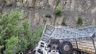 Şırnak'ta Elektrik Direği Taşıyan Kamyon Devrildi: 1 Ölü