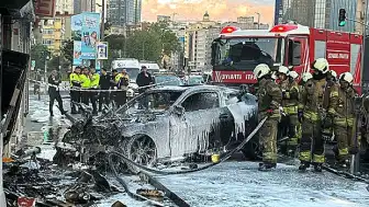 Şişli'de İş Yerine Giren Otomobil Alev Aldı