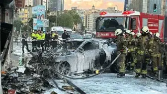 Şişli'de İş Yerine Giren Otomobil Alev Aldı