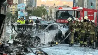 Şişli'de İş Yerine Giren Otomobil Yangın Çıkardı, 2 Yaralı