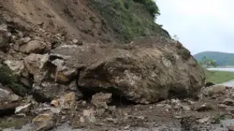 Tokat-Çat kara yolu heyelan nedeniyle ulaşıma kapandı