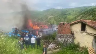 Tokat'ın Zile İlçesinde Çıkan Yangında Ahşap Ev Kullanılmaz Hale Geldi
