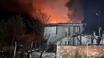 Tosya'da Çıkan Yangında İki Katlı Ev Kullanılmaz Hale Geldi
