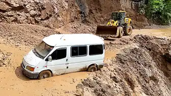 Trabzon'da Heyelan Faciası: Minibüsteki 3 Kişi Son Anda Kurtuldu