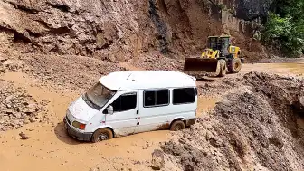 Trabzon'da Heyelan Sonucu Minibüs Çamura Saplandı: 3 Kişi Kurtarıldı
