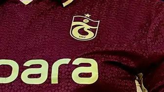 Trabzonspor Bayraklarına Bıçaklı Saldırı Girişimi Antalya'da Yaşandı