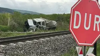 Tren kamyonete çarptı: 1 kişi hayatını kaybetti, 3 kişi yaralandı
