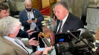 Yeni Zelanda Bakanı Shane Jones, Canlı Kerevit ile Meclis'e Geldi