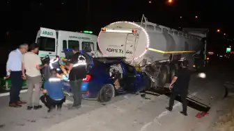 Adana'da Tankerle Çarpışan Otomobildeki Sürücü Hayatını Kaybetti, 2 Çocuk Yaralandı