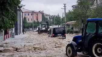 Afyonkarahisar'da Şiddetli Dolu Yağışı Hayatı Felç Etti, Tarım Arazileri Zarar Gördü