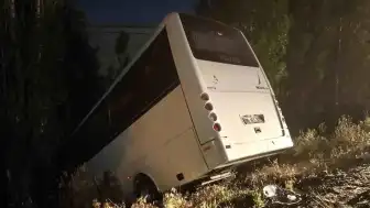 Ankara Mamak'ta servis aracı şarampole devrildi: 8 yaralı