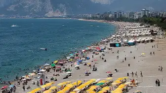 Antalya'da Sahiller Sıcak Hava Nedeniyle Doldu