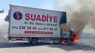 Ataşehir'de Park Halindeki Kamyonet Küle Döndü