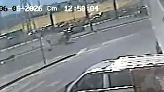 Avcılar'da D-100 Karayolu'nda otomobil aydınlatma direğine çarptı: 2 yaralı