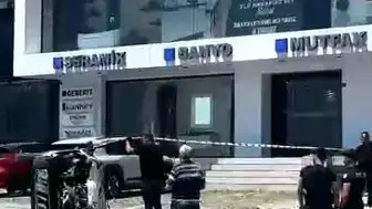 Avcılar'da E-5 Yan Yolunda Trafik Kazası: Sürücü Kurtarıldı