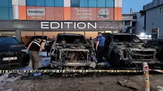 Bakırköy'de Oto Galerde Çıkan Yangında 4 Araç Kül Oldu, Kundaklama Şüphesi Araştırılıyor