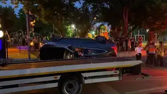 Bakırköy'de Trafik Kazası: Kırmızı Işıkta Bekleyen Araca Çarpan Otomobil Devrildi