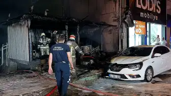 Bursa'da Depo ve Otomobilde Yangın: 1 Saatlik Müdahale Sonucu Söndürüldü