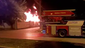 Bursa'da Geri Dönüşüm Tesisinde Yangın Söndürüldü