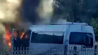 Diyarbakır'da Seyir Halindeki Minibüs Alevlere Teslim Oldu