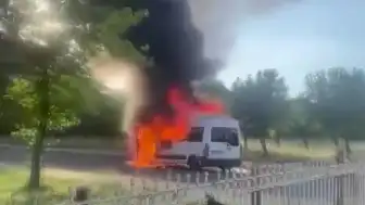 Diyarbakır'da Seyir Halindeki Minibüs Yandı: Can Kaybı Yok