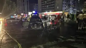 Esenyurt'ta otomobil ile motosikletin çarpışması sonucu yangın çıktı: 2 yaralı