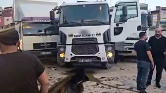 Eskişehir'de Freni Boşalan Kamyon Parka Metreler Kala Durabildi