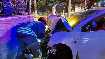 Hatay'da Duvara Çarpan Otomobilde 2 Yaralı: Kaza Anı Kask Kamerasına Yansıdı