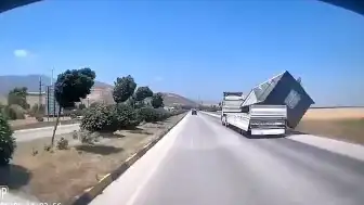 Hatay'da Fırtına Nedeniyle TIR'dan Konteyner Düştü