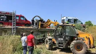 İnegöl'de Köprüden Düşen Traktörün Altında Kalan Sürücü Kurtarıldı