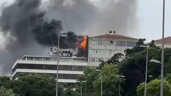 İstanbul Beyoğlu'nda 5 Katlı Binanın Çatısında Yangın Çıktı