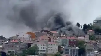 İstanbul Fatih'te Bina Yangını: Çevre Araçlar Alevlere Teslim Oldu