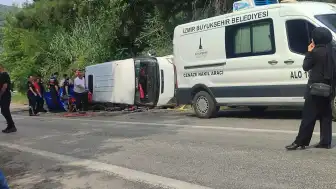 İzmir'de işçileri taşıyan minibüs devrildi: 1 kişi hayatını kaybetti