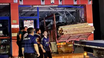 Konya Selçuklu'da Kamyon Marketin İçine Girdi: 1 Kişi Ağır Yaralı