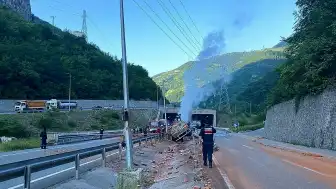 Maçka'da Kamyon Bariyerlere Çarparak Yandı: 1 Ölü