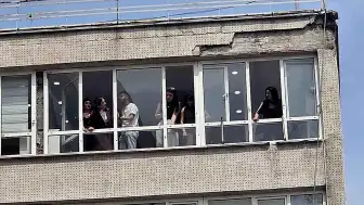 Samsun'da İş Hanından Düşen Sıva Parçaları 2 Kişiyi Yaraladı