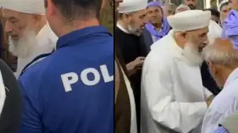 Şanlıurfa'da Bir Cami Avlusunda Çirkin El Öpme Manzarası: Polis Memurunun Sıraya Girmesi Tepki Çekti