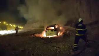 Siirt-Kurtalan kara yolunda seyir halindeki otomobil yanarak kullanılamaz hale geldi