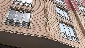 Siirt'te bir apartmanın dış cephe kaplaması park halindeki otomobilin üzerine düştü