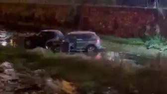 Yunuseli Mahallesi'nde Zincirleme Kaza: 2 Otomobil Dereye Uçtu