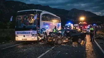 Antalya'da Tur Otobüsü ile Otomobil Çarpıştı: 1 Ölü, 12 Yaralı