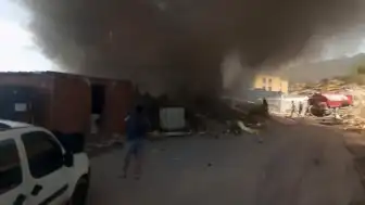 Balıkesir Sındırgı'da İşçi Konaklama Alanında Yangın: 9 Konteyner Kullanılamaz Hale Geldi
