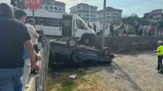 Bartın'da İşçi Servisi ile Otomobil Çarpıştı: 3 Yaralı