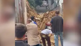 Beyoğlu'nda Metruk Bina Çöktü
