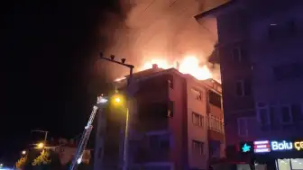 Bolu'da Apartman Çatı Katında Yangın: Kullanılamaz Hale Geldi